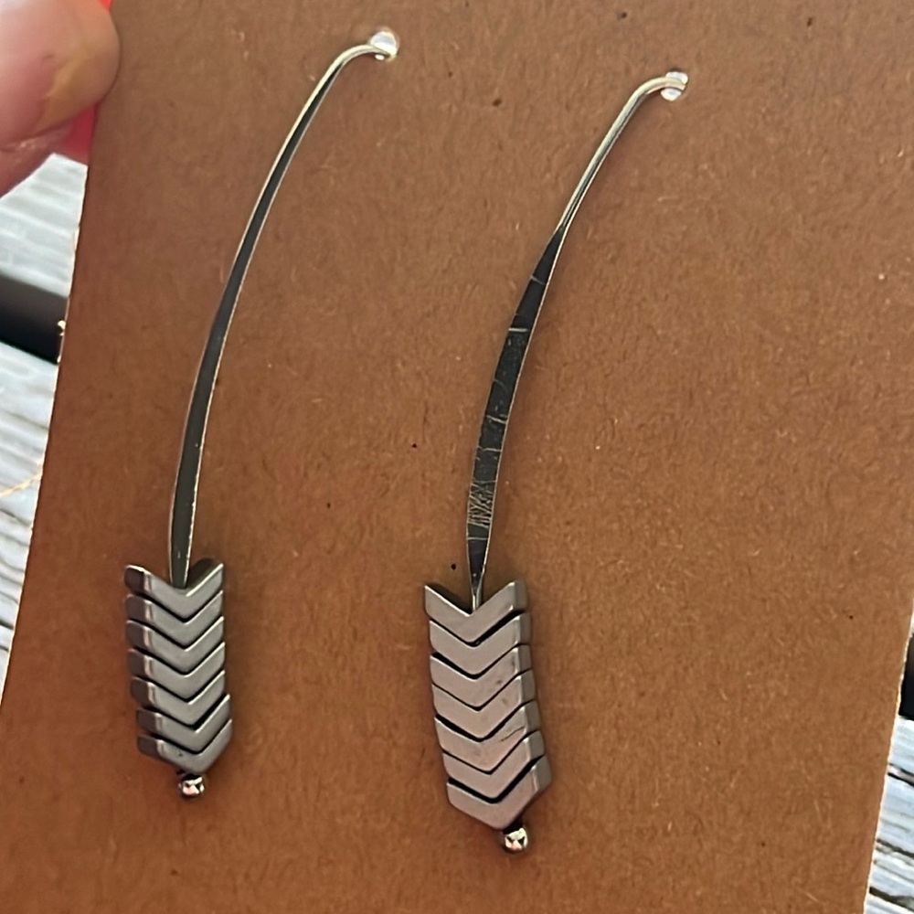 Arrow threader earrings-NWT